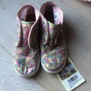 Toms NEW floral low/hi top girls shoe. Size 11 toddler